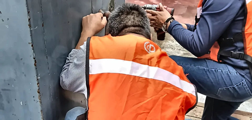Técnicos de DIES atendiendo una caja fuerte en sitio